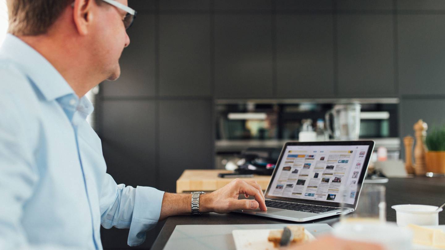 Foto van een DOMO-makelaar en zijn Macbook Pro