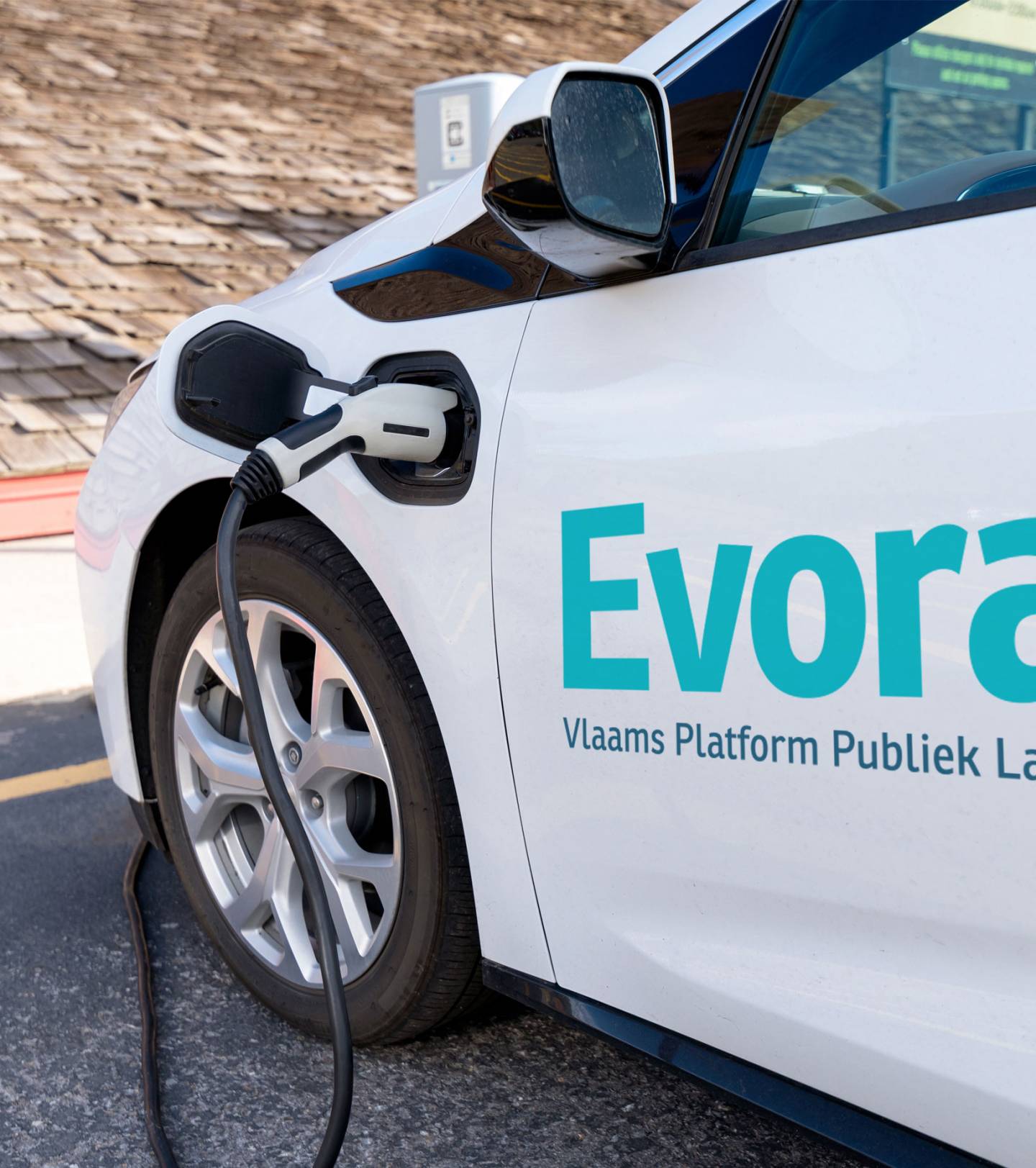 Foto promocar Evora aan een elektrische laadpaal