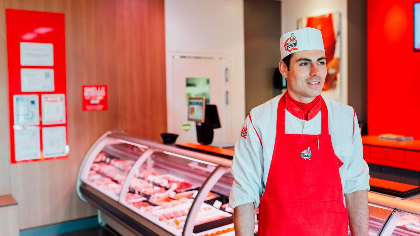Foto van Stijn voor de toog van zijn Renmans filiaal