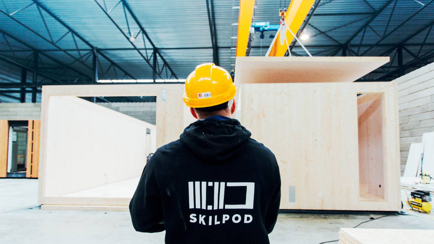 Foto van een SkilPod medewerker in het atelier