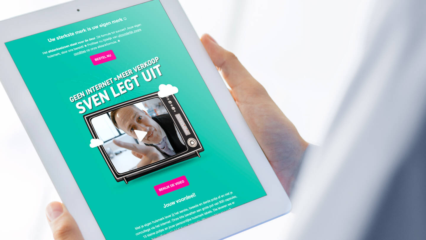 Foto van apotheker die de MailChimp campagne bekijkt op een iPad